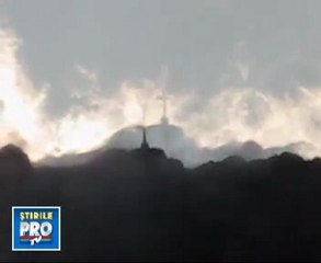 Crucea de pe Caraiman proiectata pe cer cu o zi inainte de Inchinarea Sfintei Cruci