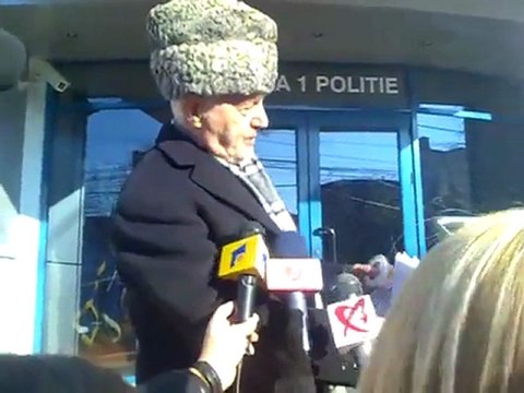 De ce am dat cu oua clocite in Iliescu-KGB - Agresorul la Politie