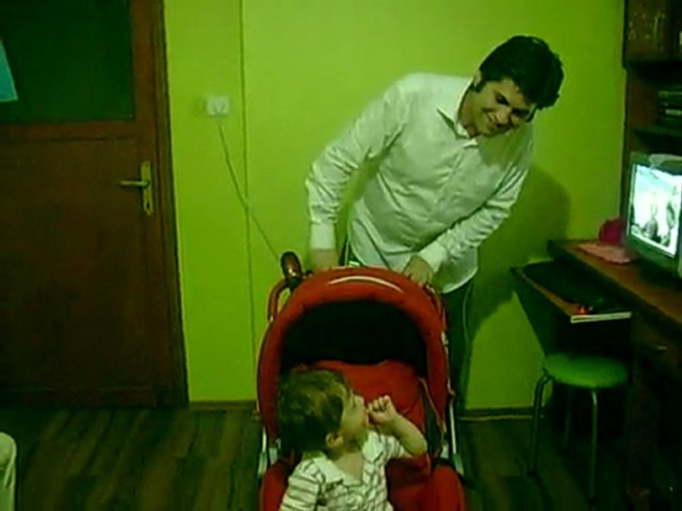 müzik ve korna çalan bebek puseti