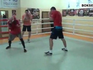 Mariusz Wach prowadzi zajęcia bokserskie w "KS Wanda" Kraków