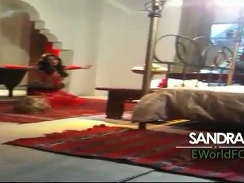 Sandra bailando con una boa constrictor