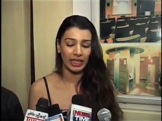 Actress Mink Pays Tribute To Dev Anand