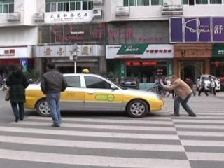 Finnish Man Helps Chinese Cross the Street Safely