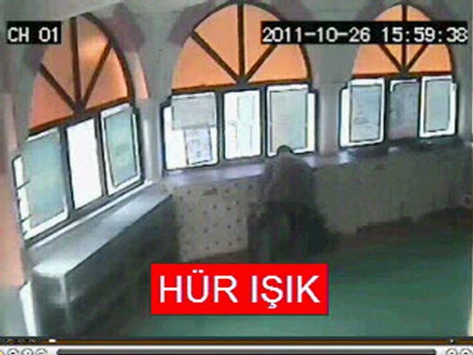 ÖNCE ABDEST ALDI, SONRA CEMAATİN AYAKKABILARINI ÇALDI