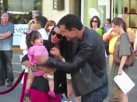 Les stars posent un genou à terre pendant les fêtes