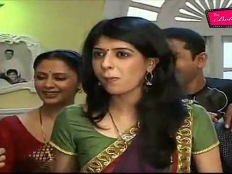 Hot Aishwarya Sakhuja Cast Of 'Saas Bina Saural' Celebrates B'day On The Set