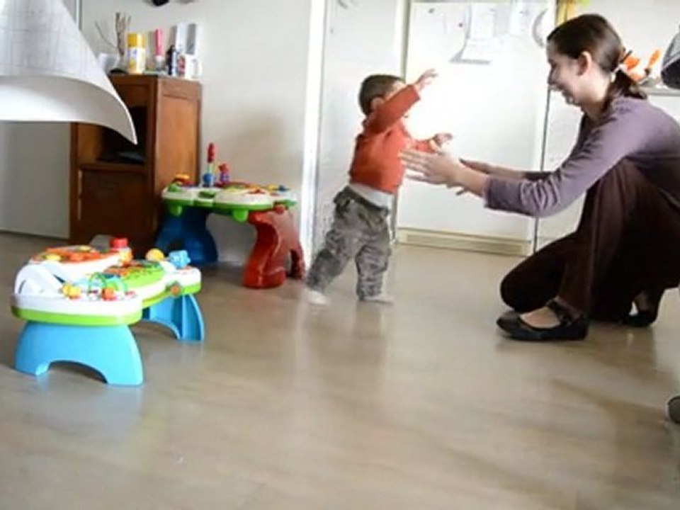 Nathan et ses premiers pas =)