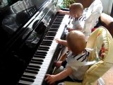 2 bb   virtuose pianiste de 7 mois