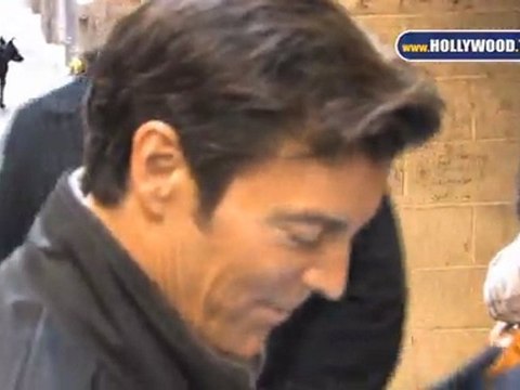 Tony Horton Signs autographs