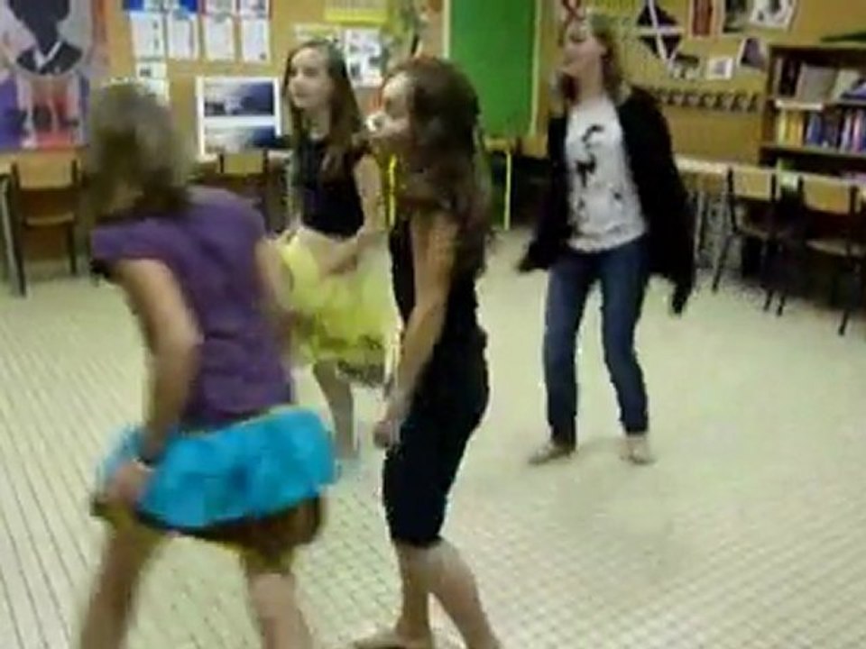 La France danse le "French Cancan" (sans costumes)