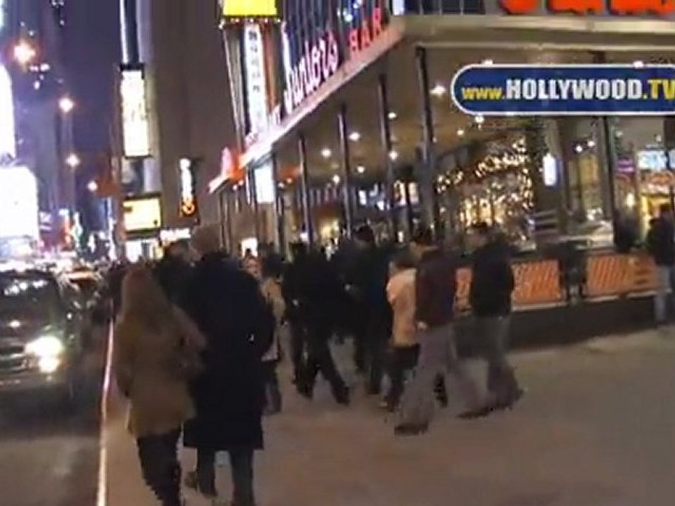 Christopher McDonald caminando por las calles de Manhattan