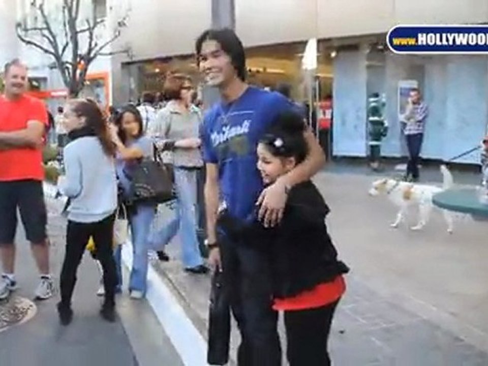 Boo Boo Stewart y su hermana adorable en The Grove