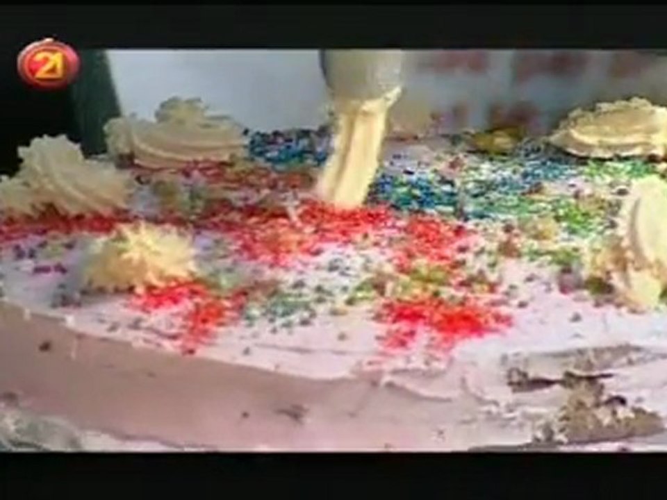 Ermal Fejzullahu & Violeta - Duke bere torte (Diqka po Zihet 2012) - www.lajmetsot.com