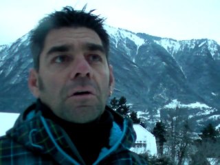 The trail chief Emmanuel Turillon  presents the trail conditions