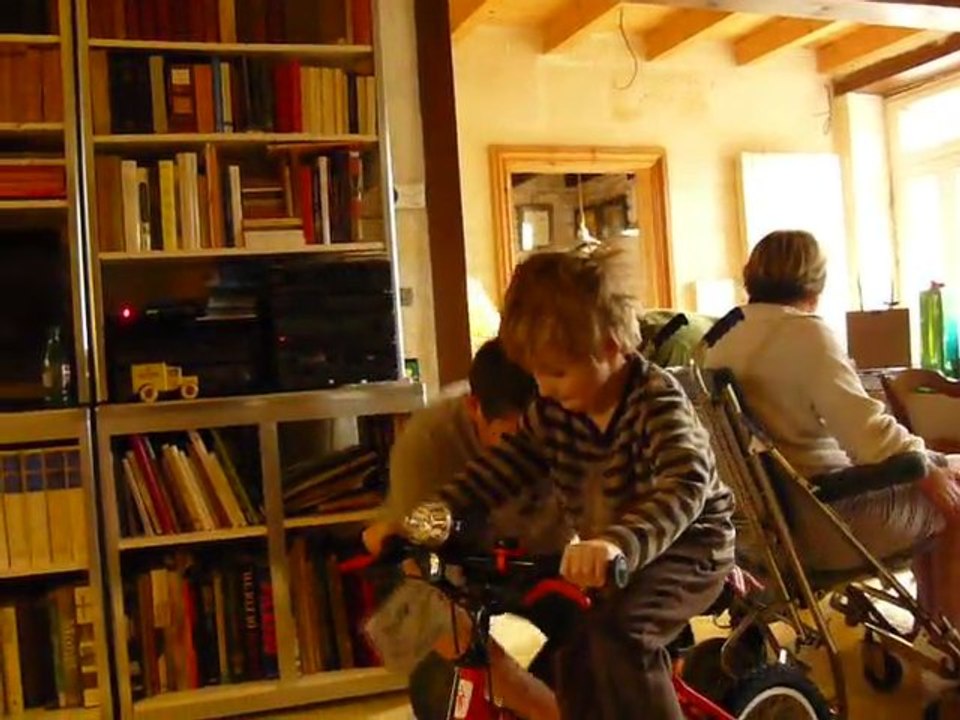 Matti sur son nouveau vélo, 25/12/2011