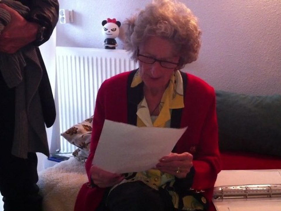 mamie lit un de ses poemes