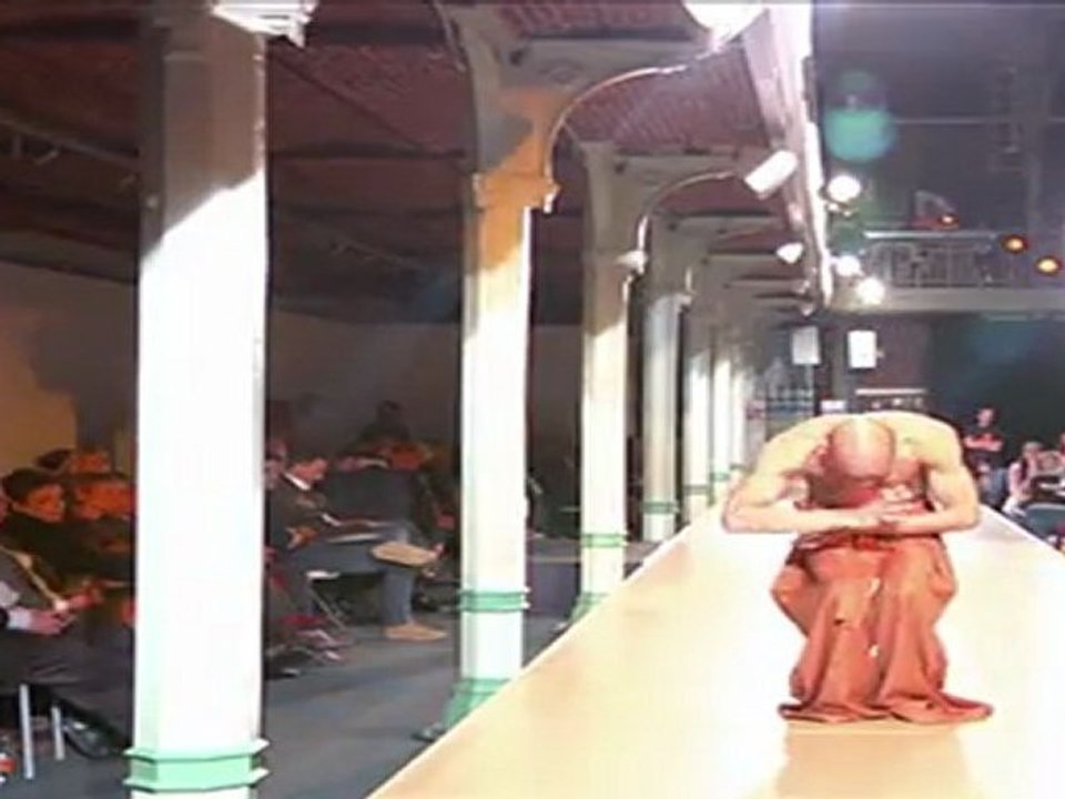 Ouverture du défilé avec une danse solo