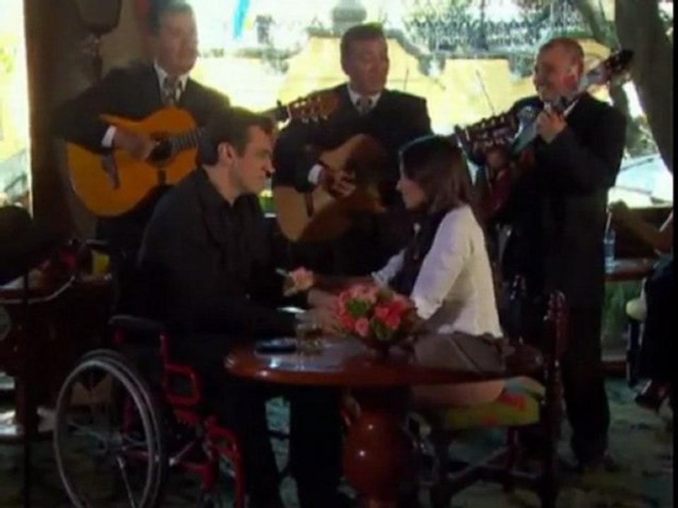 Paula le canta a Rogelio