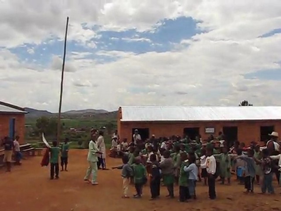 Monté des couleurs  à l'école de Mandrosoa
