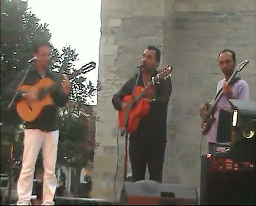 ESTEBAN Y TAMBO QUE CANTA (SAINTES MARIE DE LA MER)