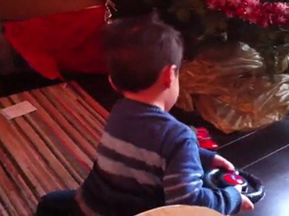 Louis et sa nouvelle voiture (La Rochette, 25 décembre 2011)