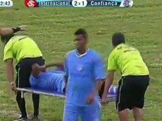 Le soigneur met le visage du joueur... dans ses fesses !