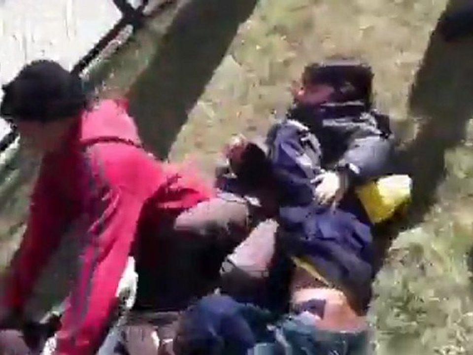 Kids fighting in school! - YouTube