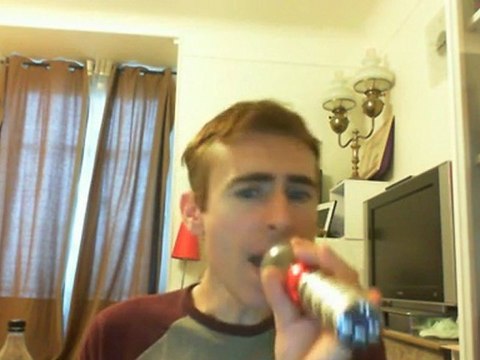 Wiwi égratigne Zucayan de Julien Clerc