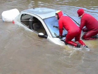 Quand les pompiers font flotter une voiture