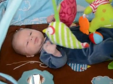 Je joue sur mon tapis d'éveil!