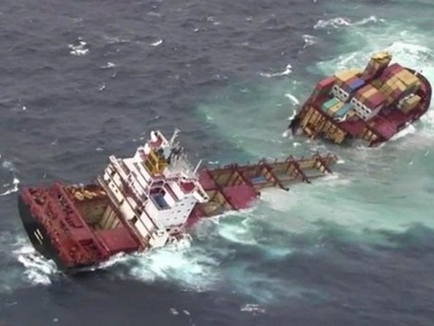 Nouvelle-Zélande : le porte-conteneurs Rena se brise en deux