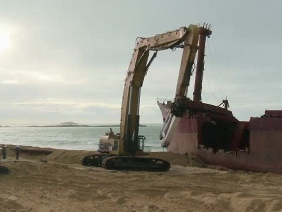 Le cargo TK Bremen en cours de découpage