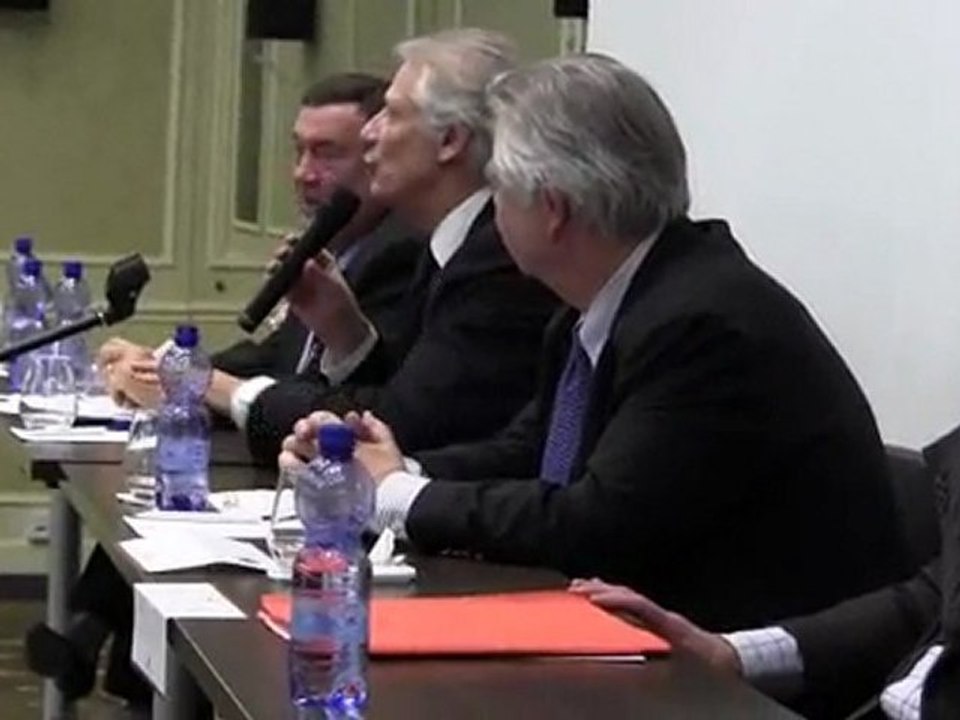 Réunion des cadres de République Solidaire autour de Dominique de Villepin