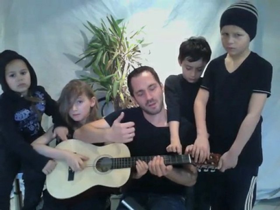 Somebody I used to know - Walk off the Earth playback