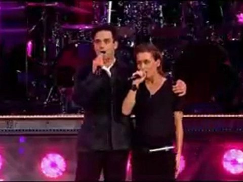 Robbie Williams - Back For Good - avec Mark Owen(concert Knebworth)