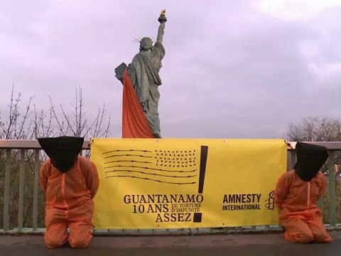 10 ans de Guantanamo : la statue de la liberté aux couleurs des détenus