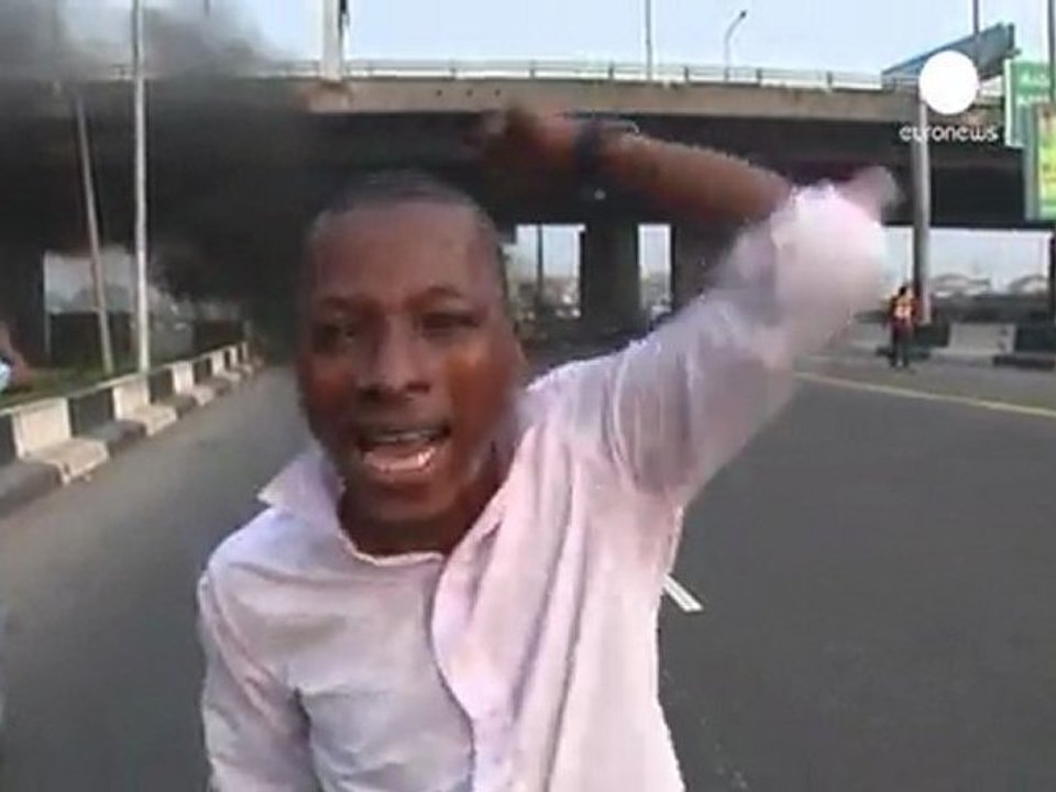 Nigerians keep up petrol protests