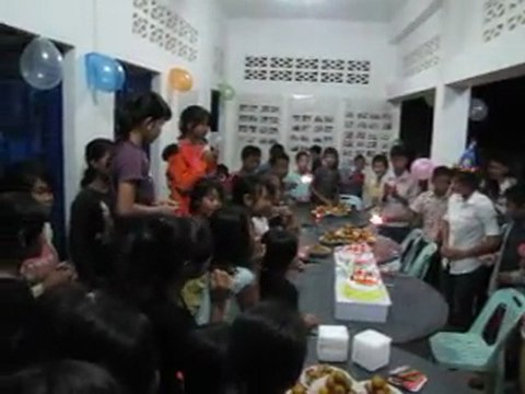 Les enfants fêtent l'anniversaire de Davy