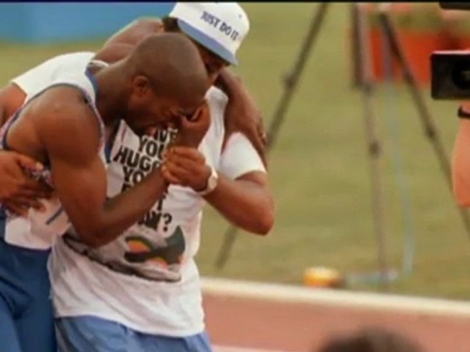 Eltern von Olympioniken als Fackelträger