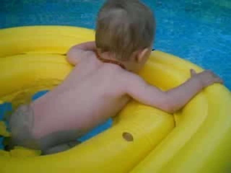 VALENTIN A LA PISCINE
