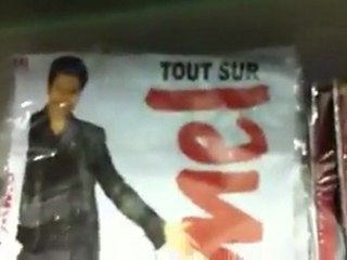 Jamel Debbouze découvre ses DVD piratés au Bled