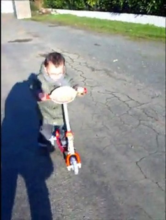 ethan fait de la trotinette