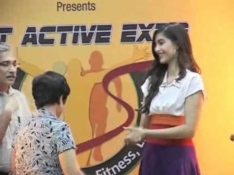 Sonam Inaugurates 'Standard Chartered Mumbai Marathon Expo'
