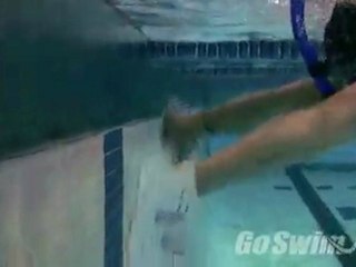 nadando con snorkel y paletas