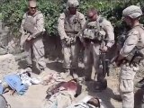 アフガニスタン　アメリカ兵がタリバン兵の遺体に放尿　