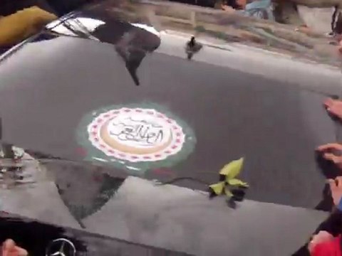 Multidão cerca observadores árabes