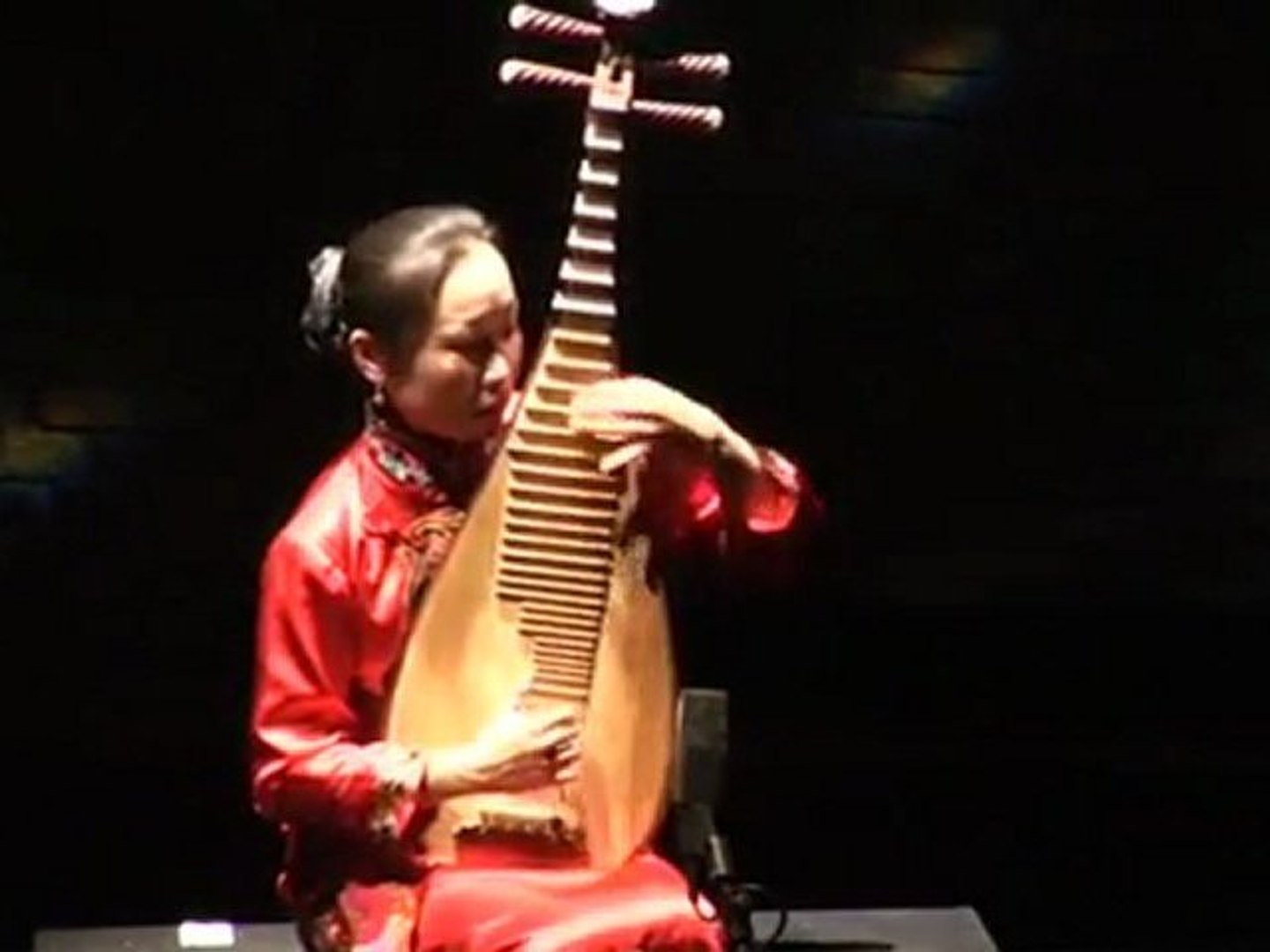 Liu Fang: Pluie printanière, musique contemporaine chinoise pour le luth  pipa - Vidéo Dailymotion