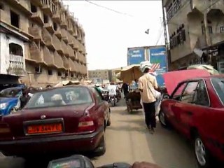 Balade en moto à Douala derrière un Bensikiner....