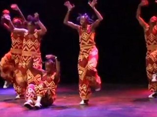 Impressive dancers for the Azaria crew !