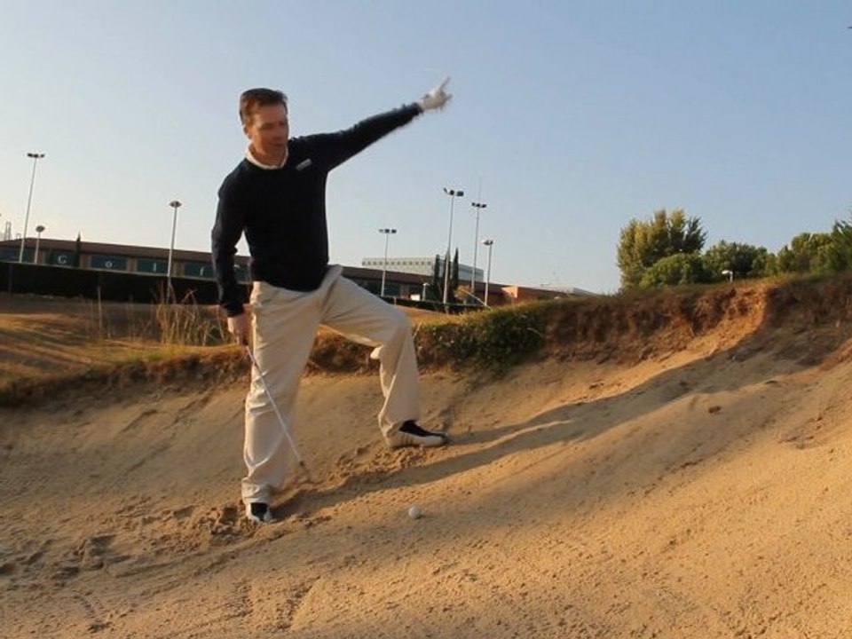 Clases de golf: Sacada de bunker cuesta arriba